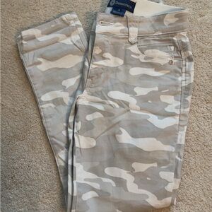 Democracy Women's Skinny Jeans in Gray and White Camo